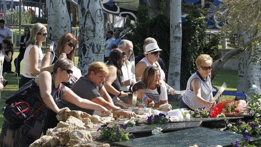 Familiares de las víctimas del accidente de Spanair rinde homenaje a los fallecidos.
