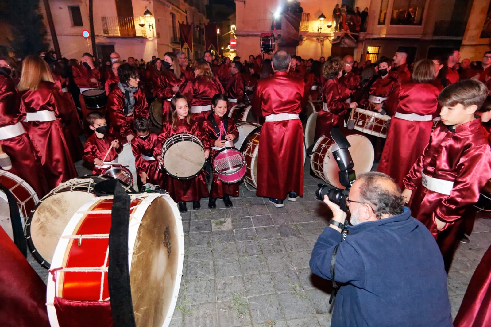 Els Tambors de Passió hacen vibrar Almassora en una noche mágica