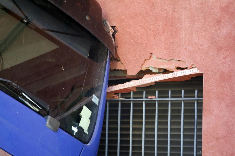 Cedeix el paviment d'un carrer de Torroella amb el pas d'un camió