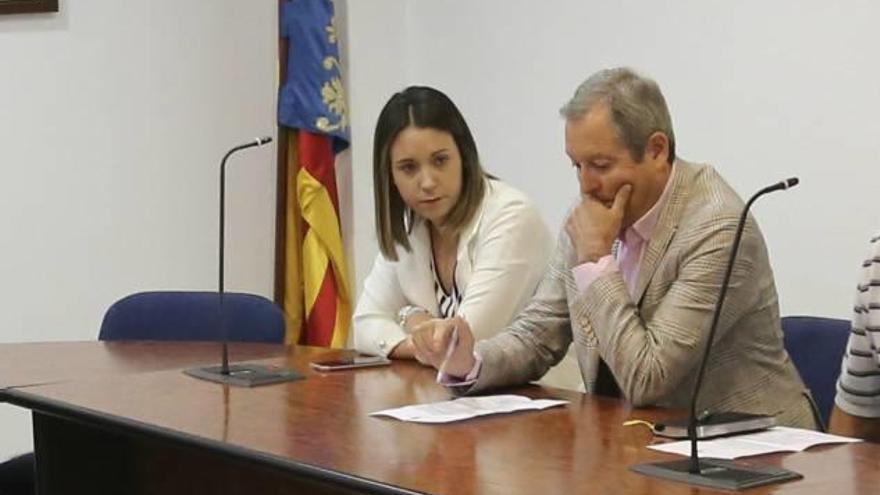 La alcaldesa en funciones, Susana Ortuño, y el concejal Vicente Murcia, ambos expulsados del PP.