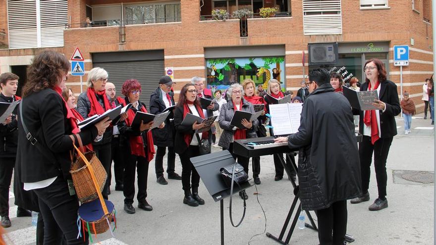 Alumnes de l&#039;Institut Gerbert d&#039;Aurillac i l&#039;Esbart Som Riu d&#039;Or se sumen a les caramelles de Sant Fruitós