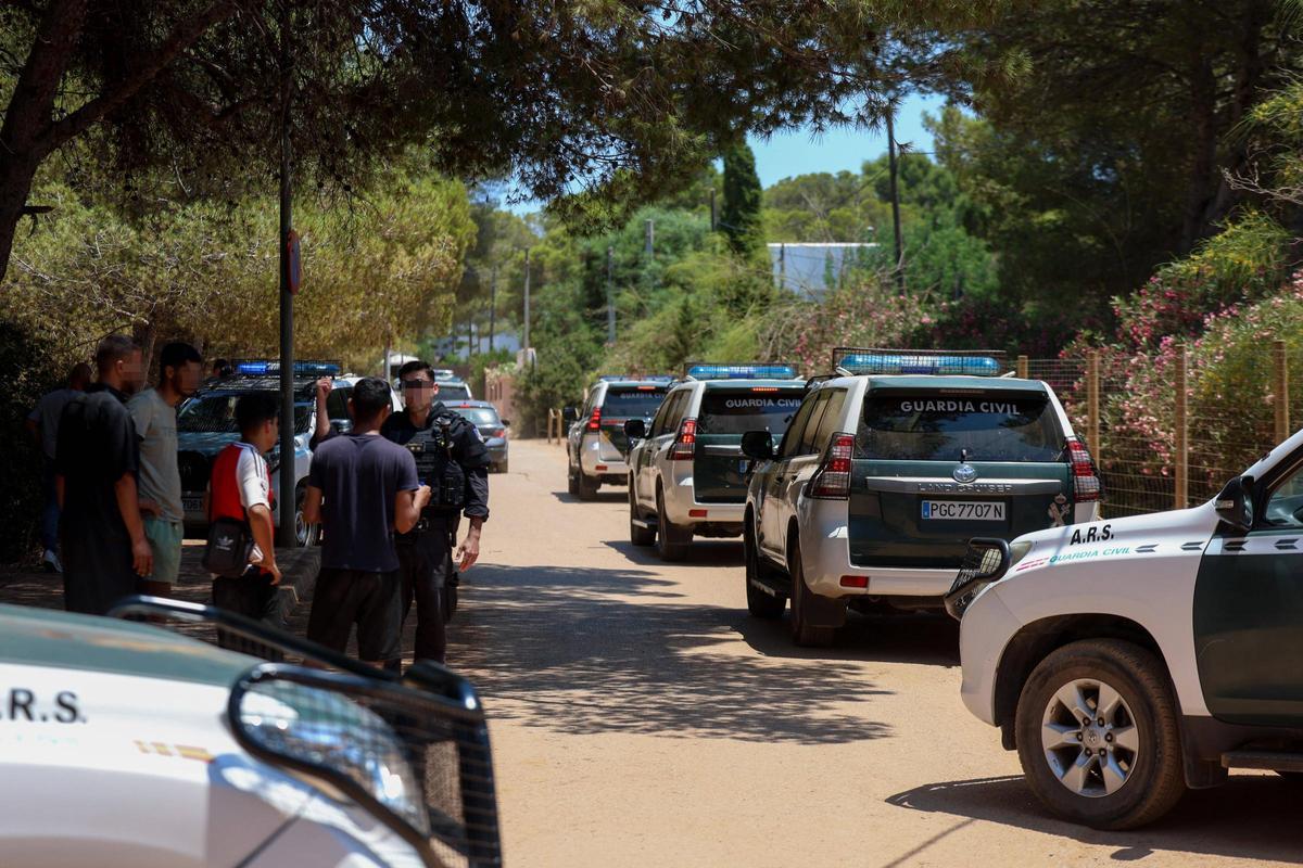 Las imágenes del despliegue policial por los okupas de Punta Arabí. Las imágenes del despliegue policial por los okupas de Punta Arabí.