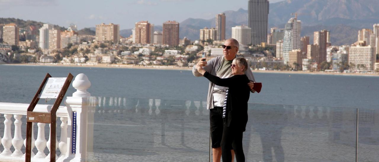 Una pareja de turistas hacièndose un selfi en Benidorm este jueves