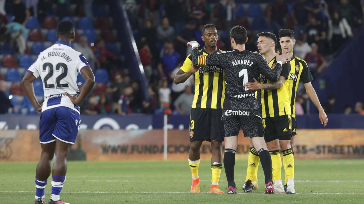 Jair y Lluís López se abrazan con Cristian al final del partido ante el Levante.