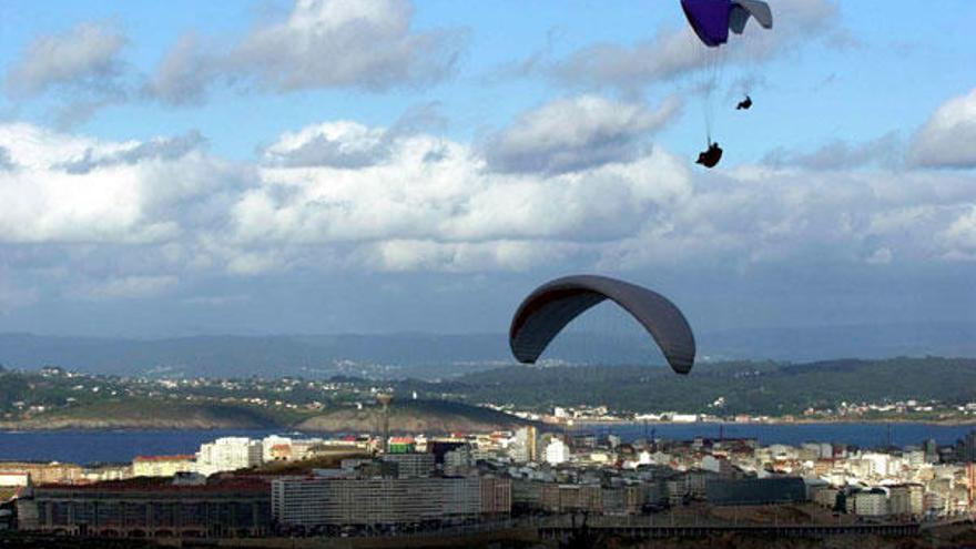 Parapentes en A Coruña un día con buen tiempo.