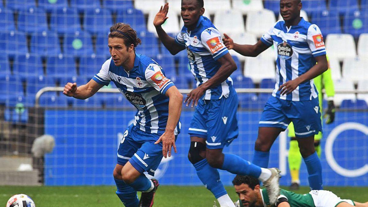 Keko Gontán conduce el balón durante el partido de ayer en Riazor.