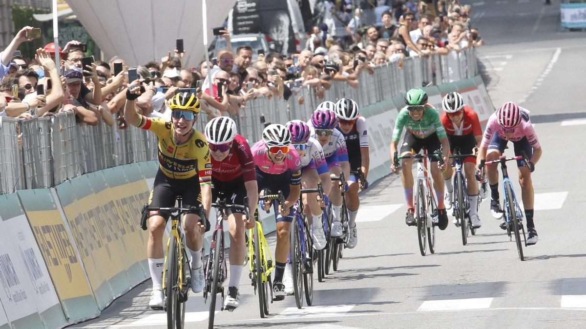 Mavi García, de verde, a su llegada a meta en la sexta etapa del Giro.