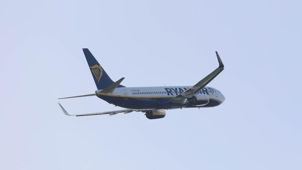 Avión de Ryanair despegando del aeropuerto de Vigo en una imagen de archivo.