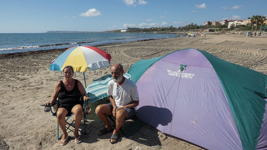 Charo y José Vicente duermen en una tienda de campaña en la playa de San Gabriel desde hace mes y medio