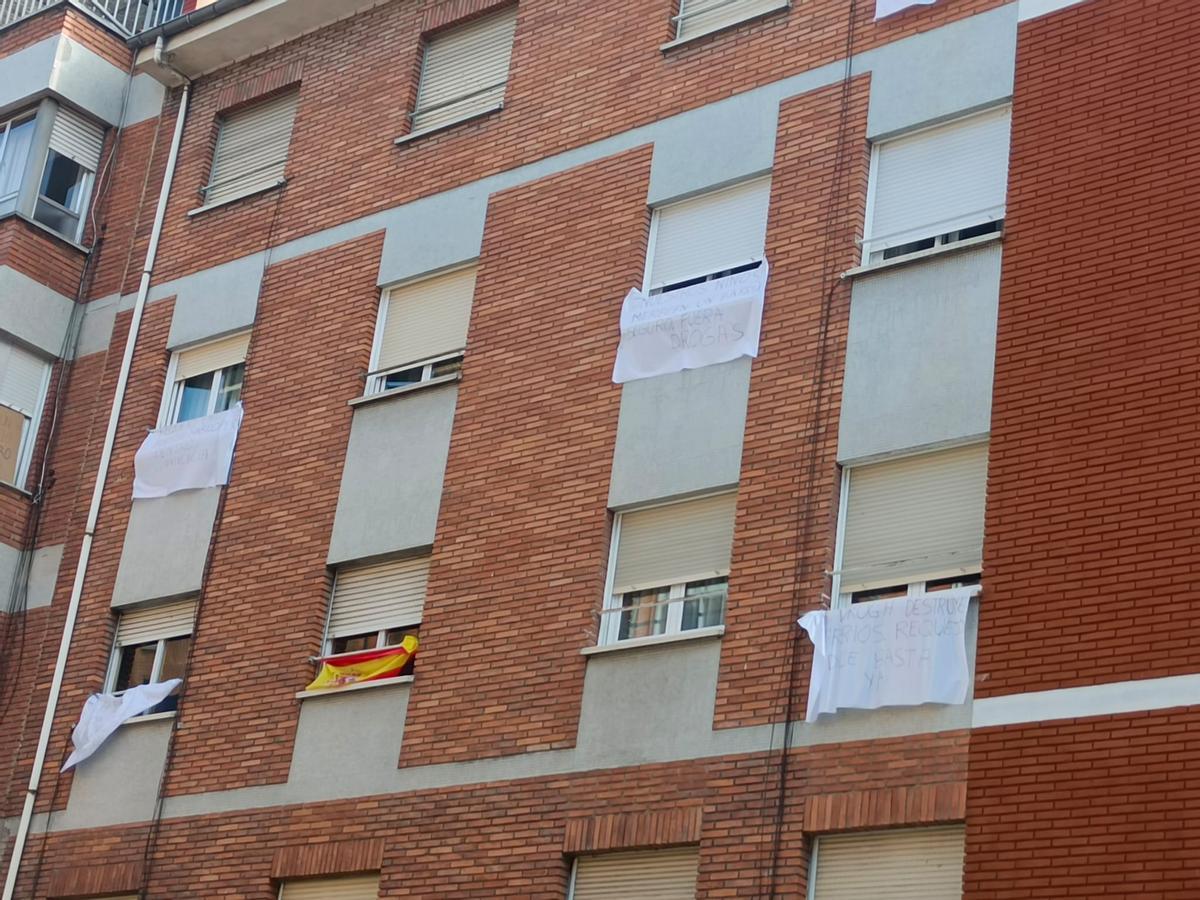 Pancartas contra la venta de droga colgando de las ventanas.