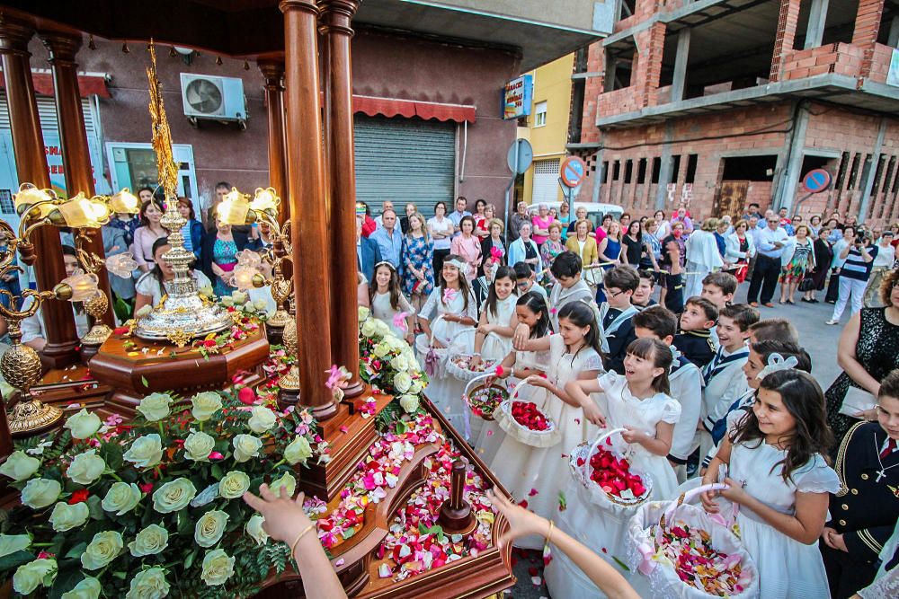 En el desfile religioso salió el Santísimo bajo palio acompañado de decenas de niñas y niños ataviados con sus trajes de Primera Comunión