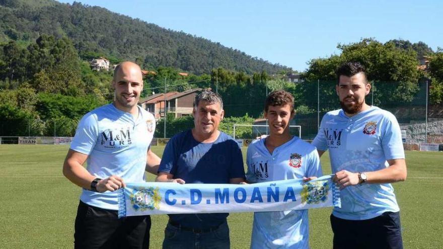 Saúl, Cándido Blanco, Omar y Samuel en la presentación de los tres futbolistas ayer. // Gonzalo Núñez