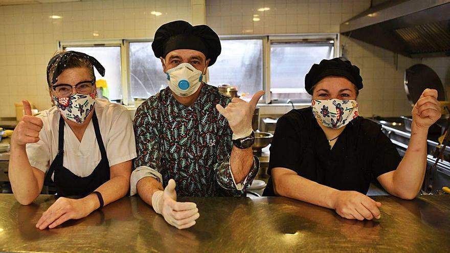 Pilar Pato, Bartolomé Barros y Amparo Suárez en la cocina del comedor social de Monte Alto.