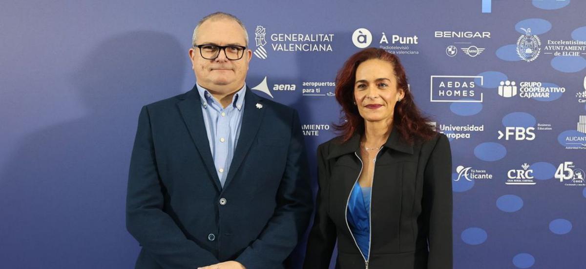 El presidente de la Federación de Moros y Cristianos de Alicante, Pascual Saura, y la abanderada mayor, Mari Carmen Reue.