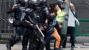 A man is arrested by the police during a protest for a national strike  in Bogota  Colombia April 25  2019  REUTERS Luisa Gonzalez