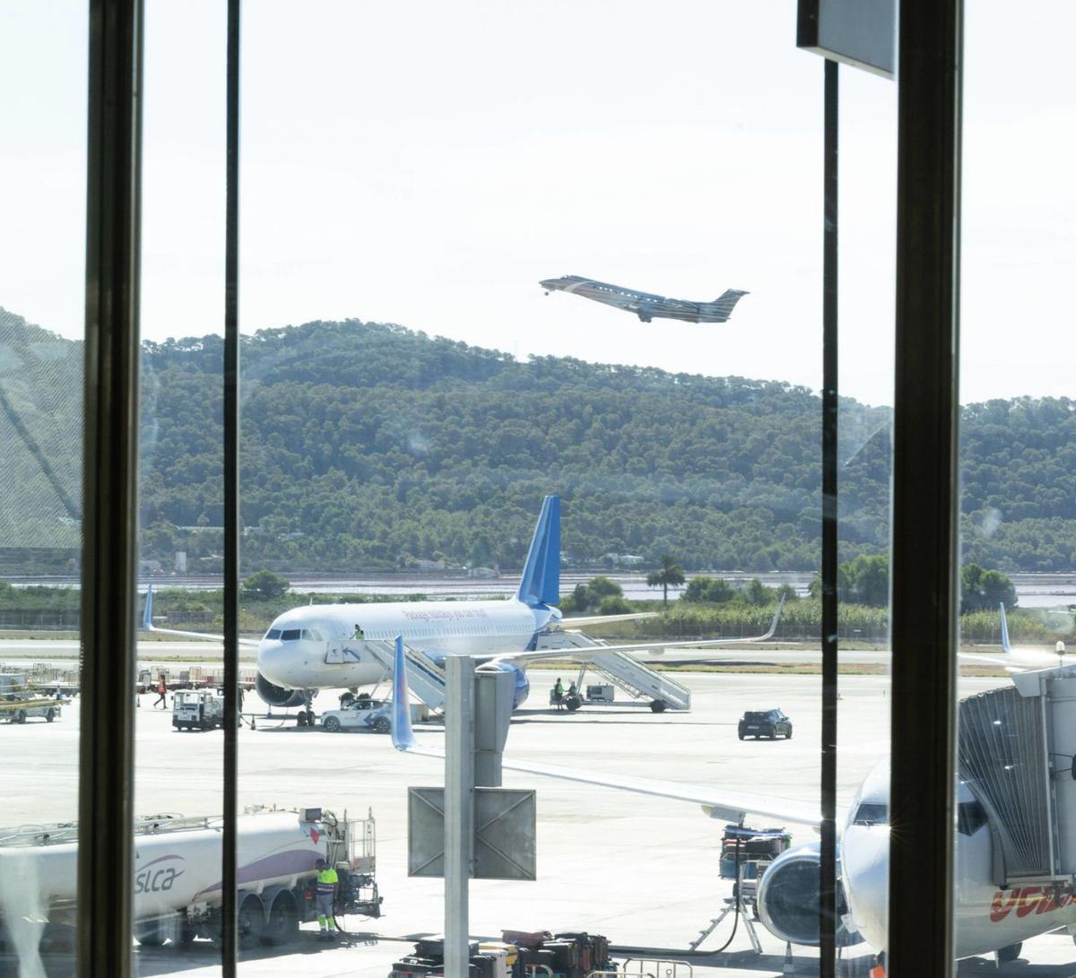 Un avión despega del aeropuerto de Eivissa.