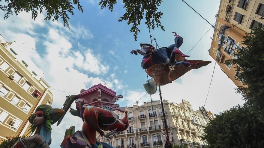 Fallas 2021. Así &quot;vuela&quot; el remate de la falla Sueca-Literato Azorín