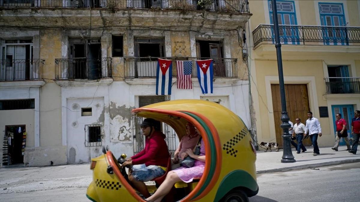 Una típica moto-taxi cubana por las calles de La Habana.