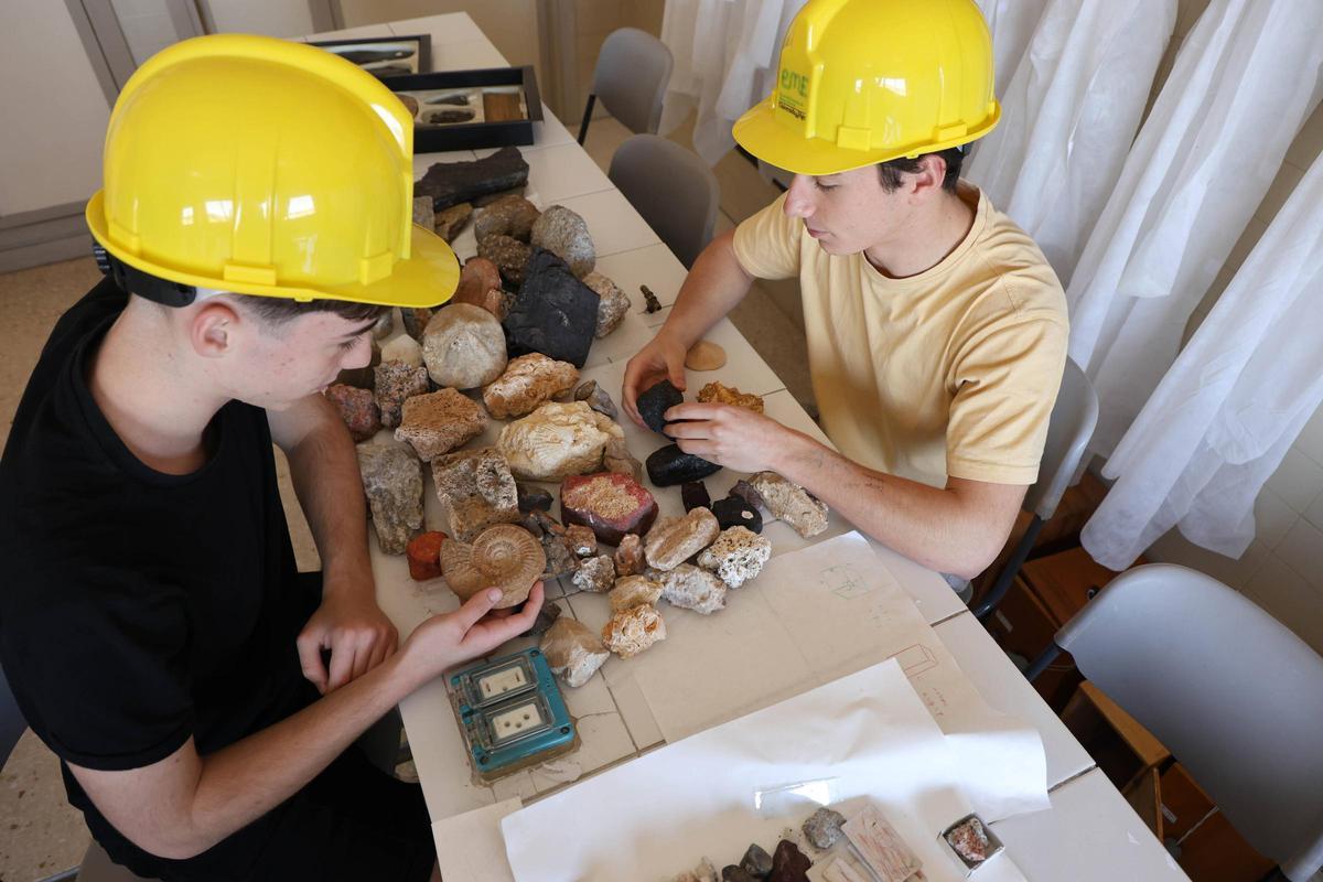 Hugo Regueiro y Óscar Naveira, en el laboratorio de su instituto