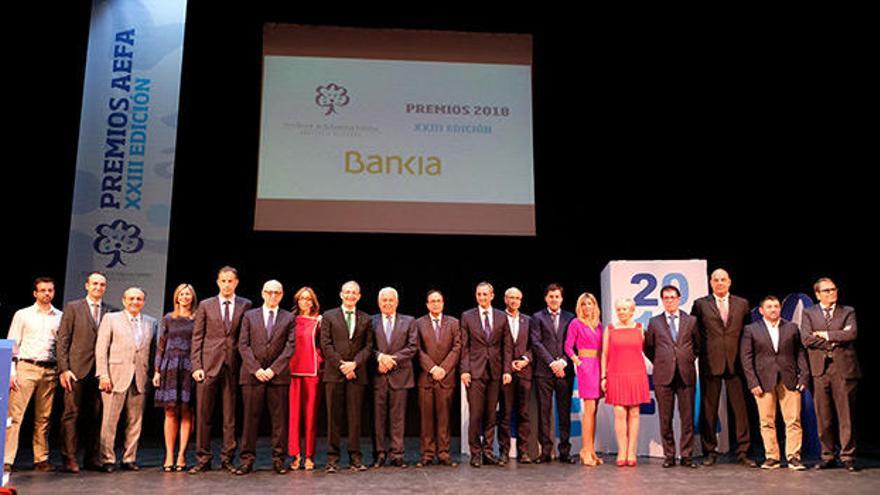 Fotografía de los premiados, autoridades y representantes de AEFA tras el acto de entrega de premios celebrado el pasado miércoles en el Teatro Chapí de Villena