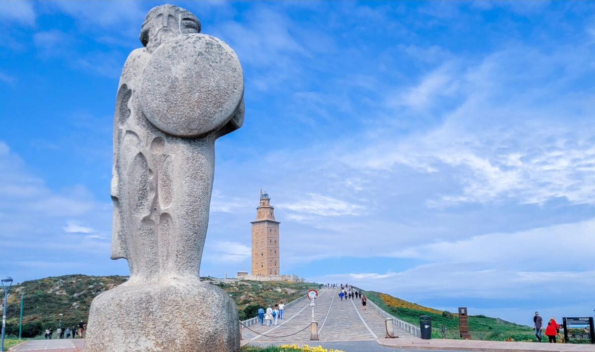La estatua de Breogán, en A Coruña, uno de los nombres gallegos de niño con raíces coruñesas.