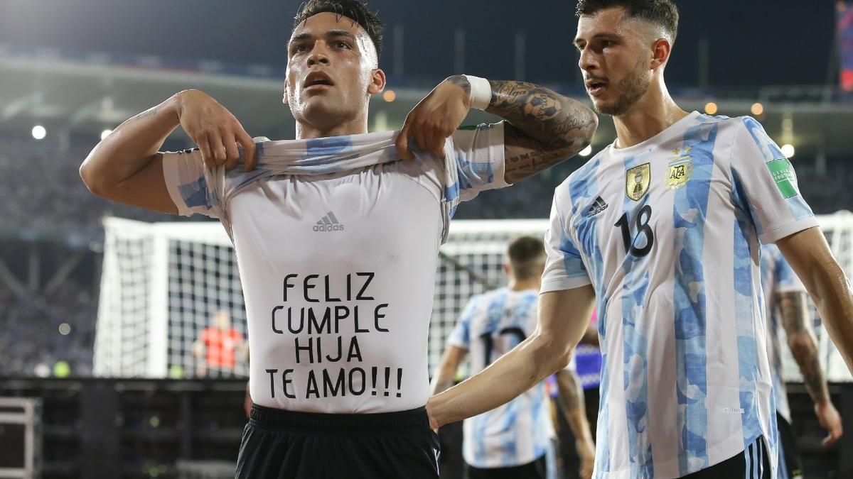 Lautaro celebra su gol dedicándoselo a su hija.