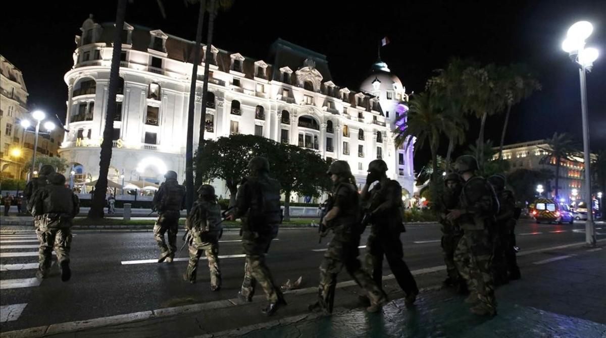 Soldats francesos desplegant-se pels carrers de Niça.