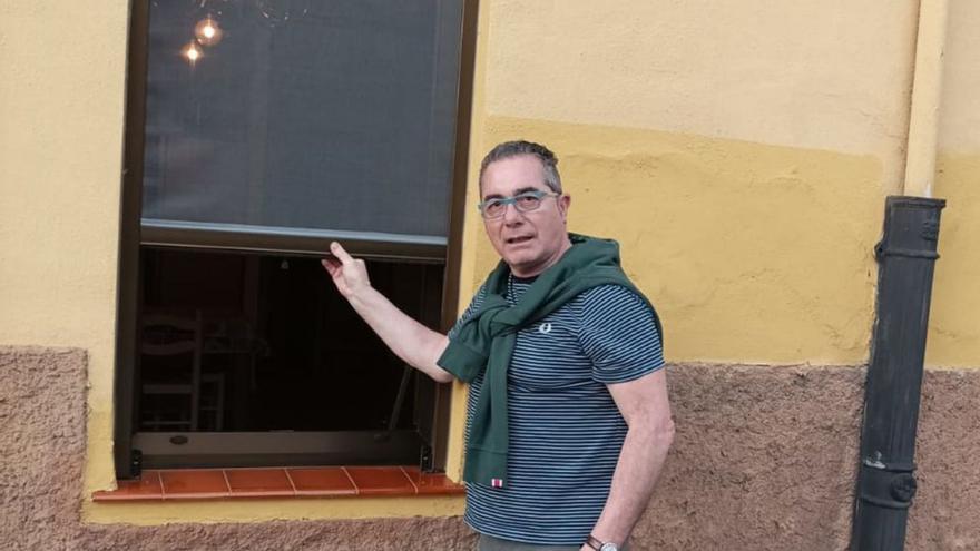 Emilio Silva muestra una mosquitera instalada en una vivienda del barrio Urquijo, en La Felguera.