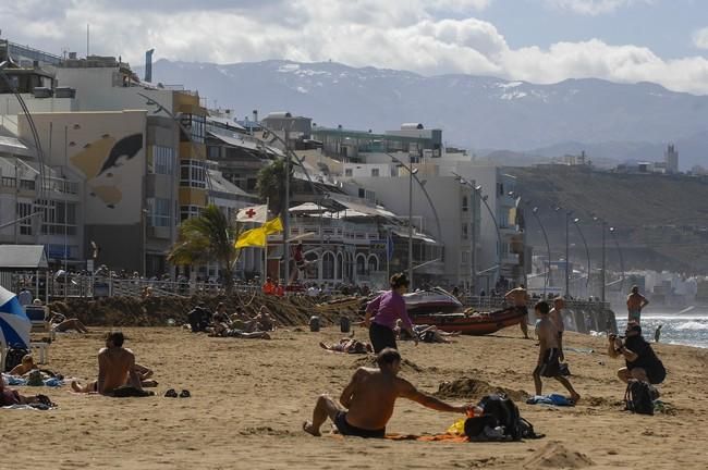 NIEVE EN LA CUMBRE DESDE LA PLAYA DE LAS CANTERAS