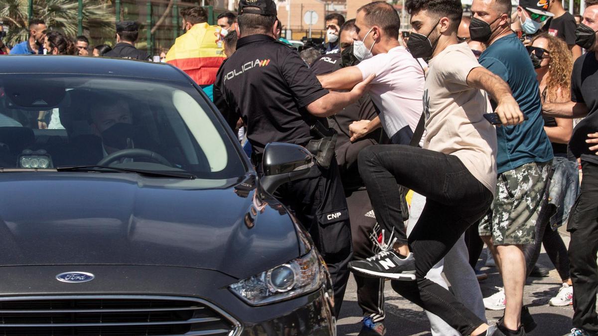 Momento en el que varias personas protestan junto al coche de Sánchez, el pasado mes de mayo.