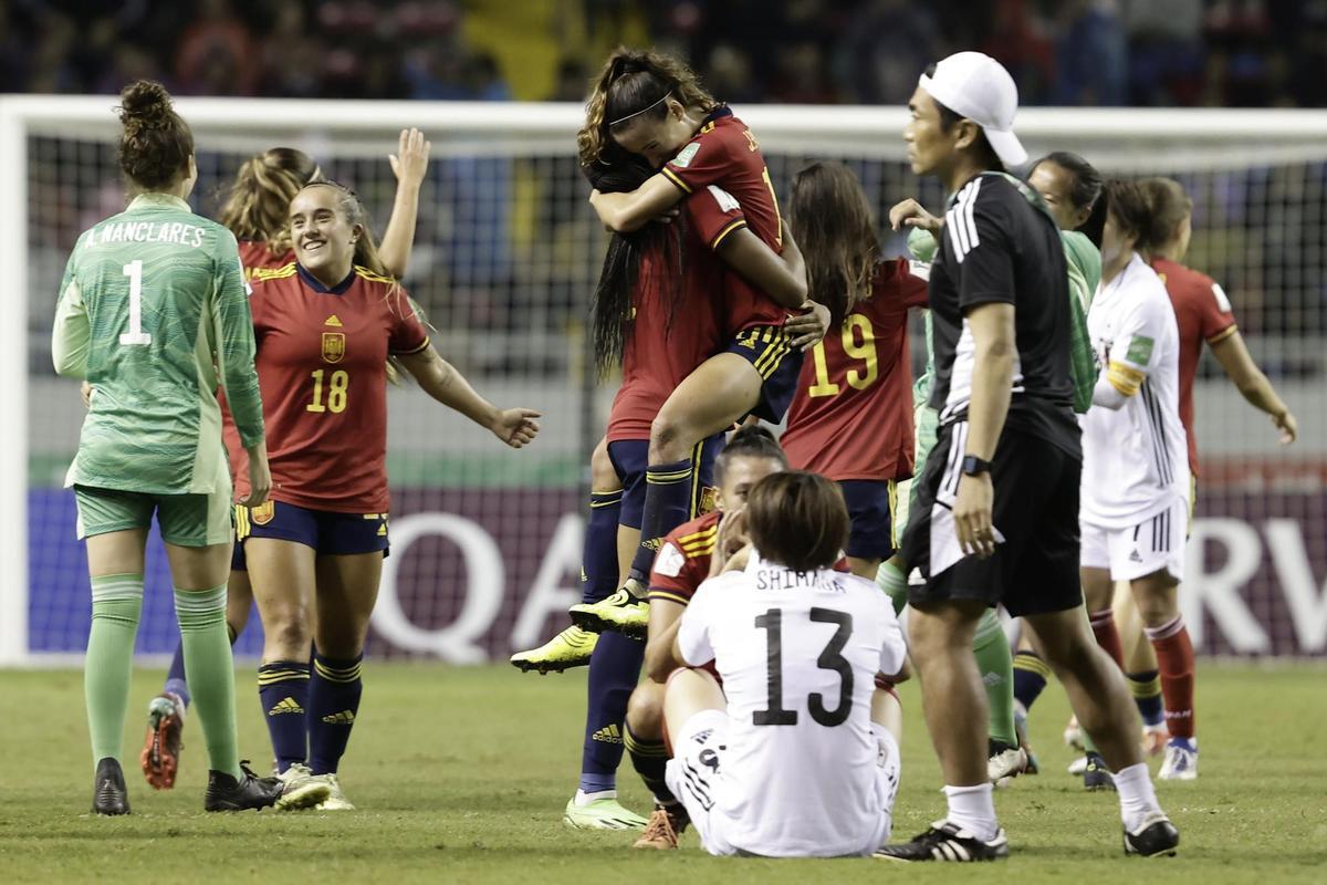 AMDEP6021. SAN JOSÉ (COSTA RICA), 28/08/2022.- Jugadoras de España celebran al ganar la final de la Copa Mundial Femenina Sub-20 luego de vencer a Japón hoy, en el estadio Nacional en San José (Costa Rica). EFE/Jeffrey Arguedas