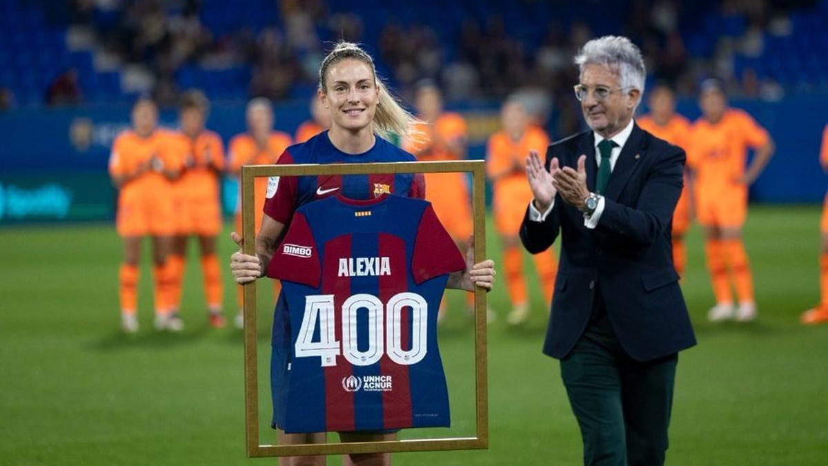 Alexia Putellas tras recibir la camiseta de su partido 400 de manos del directivo Xavi Puig.