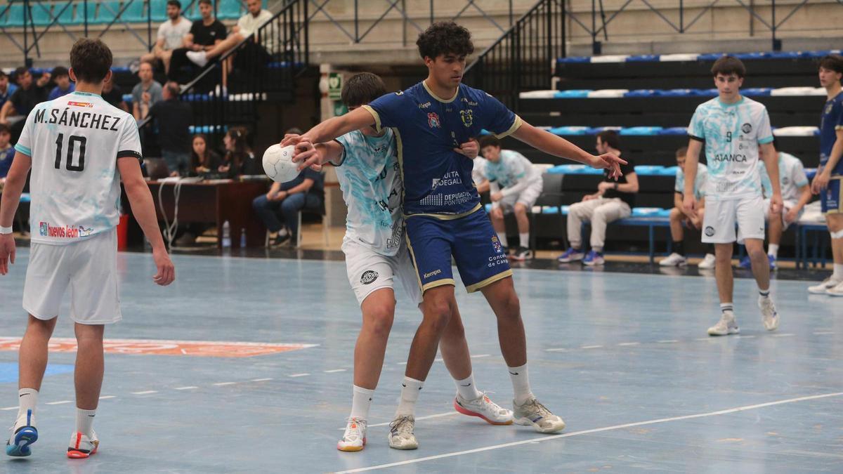 William Thompson en una acción con el equipo juvenil del Buenas Migas Luceros.