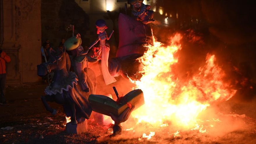 Vídeo: Emoción y fuego en Burriana la 'cremà' de las fallas infantiles