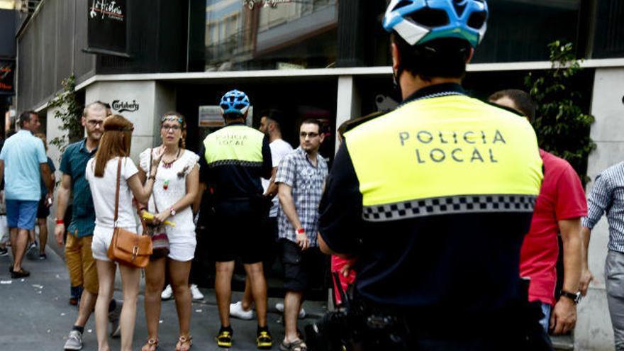 Varios policías vigilan el tardeo este verano