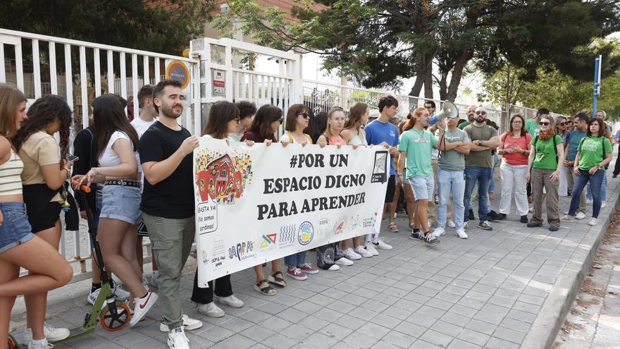 Huelga de educación en el ÍES Cabo de la Huerta: &quot;Por un espacio digno para aprender&quot;