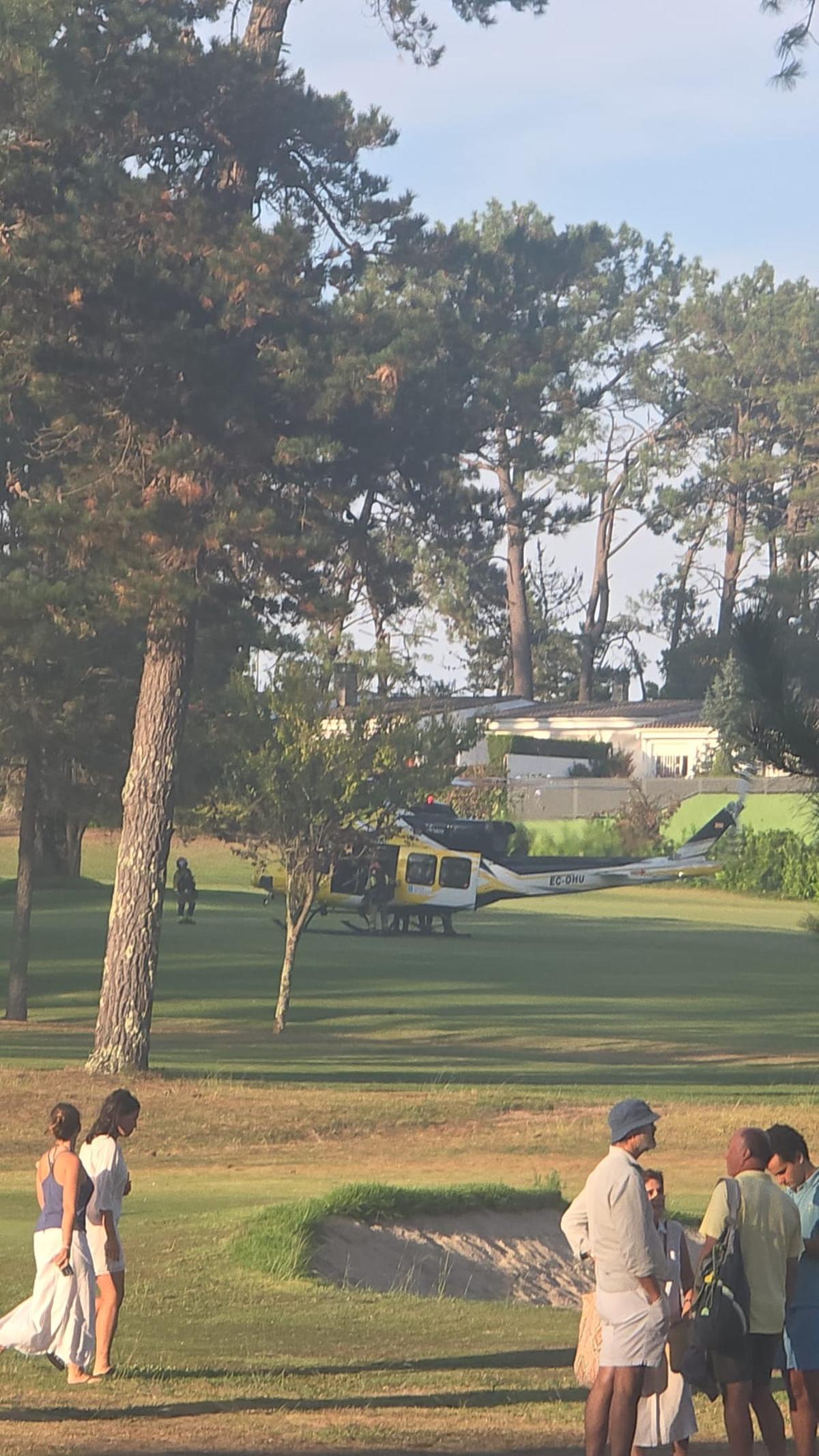 Usuarios y helicóptero sobre el terreno de juego.