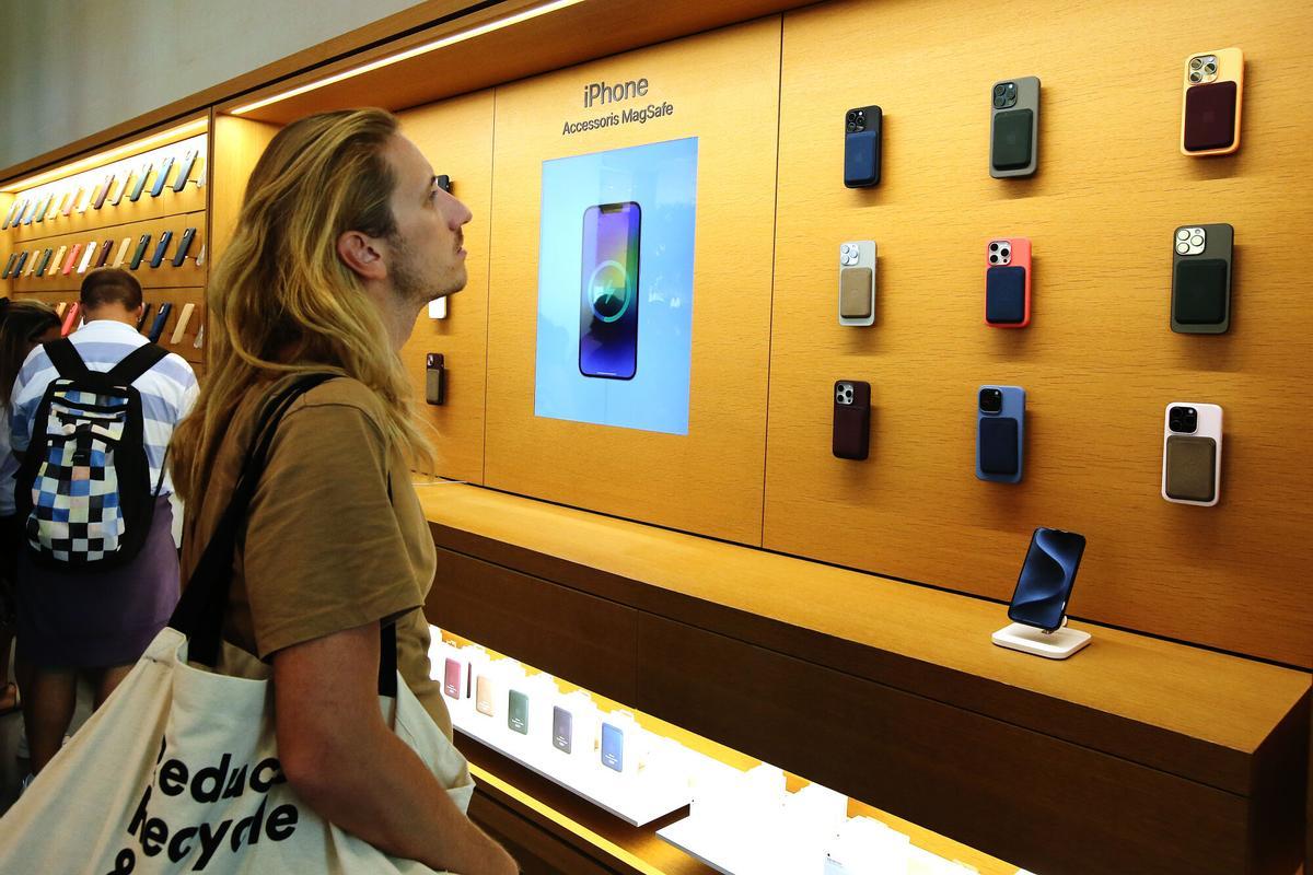 Un joven mira modelos de iPhone en la tienda Apple de Barcelona.