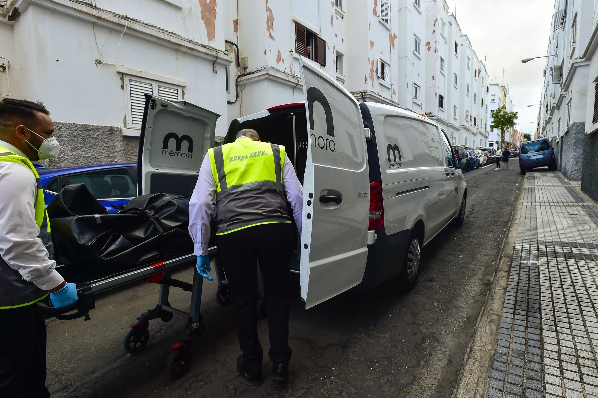 Hallan el cadáver de una mujer rodeado de basura en Schamann