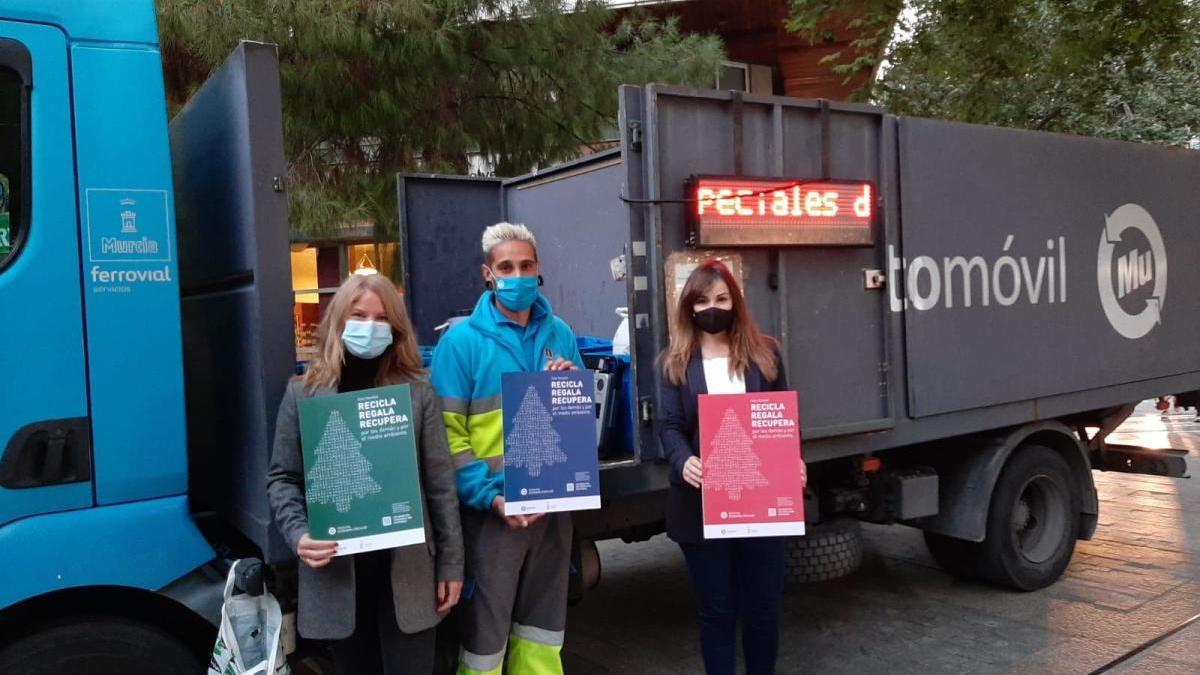 Camiones de reciclado recogen ropa, calzado y juguetes para Cáritas