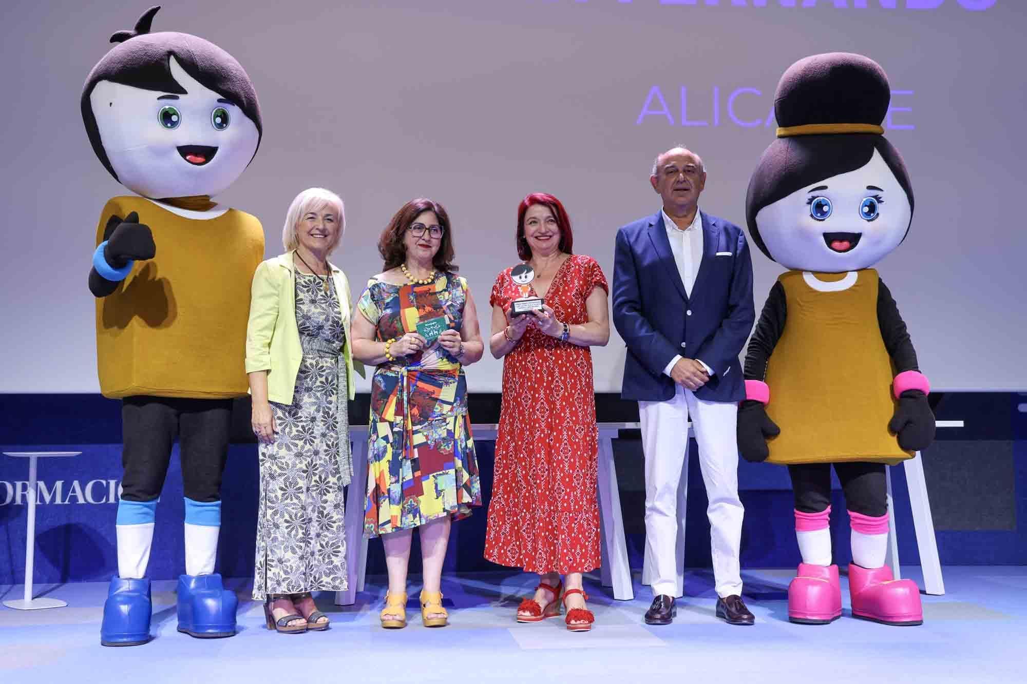 Entrega de premios del concurso infantil de relatos cortos "Cuéntame un cuento para comer" en el Club INFORMACIÓN organizado por COES
