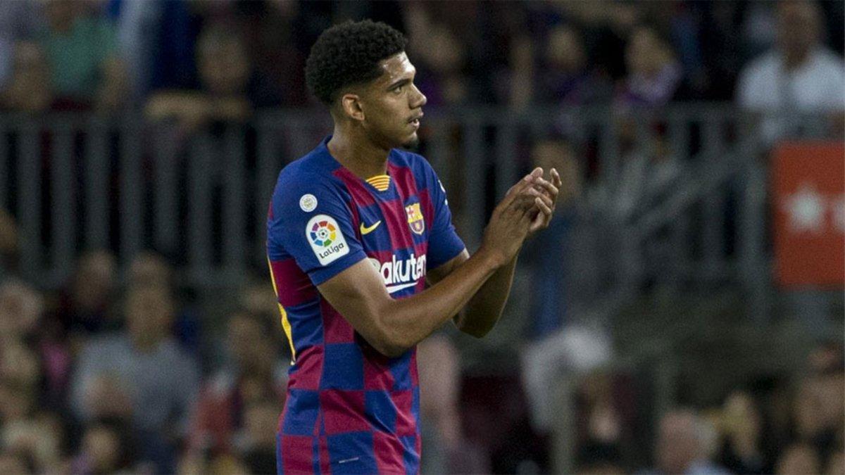 Ronald Araújo salió del Camp Nou aplaudido por la afición