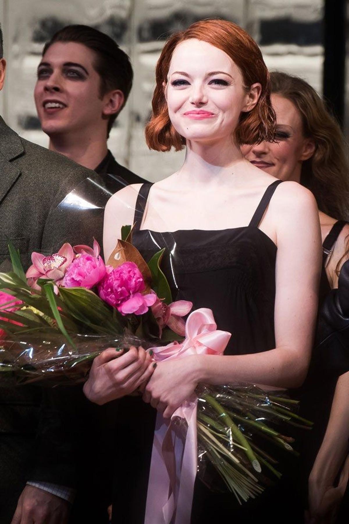 Emma Stone, feliz con su ramo de flores