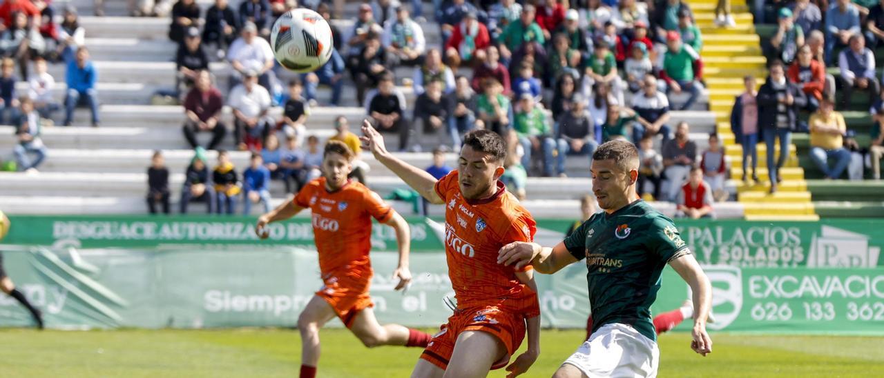 Iván Fernández intenta hacerse con el balón ante un jugador del Socuéllamos, el pasado domingo en el Príncipe Felipe.