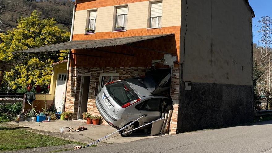 Milagro en Blimea: dos heridas leves tras empotrar su coche contra una casa