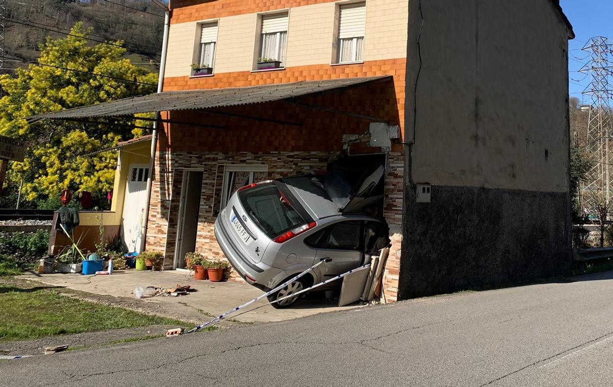 El vehículo, empotrado contra la casa en Blimea.