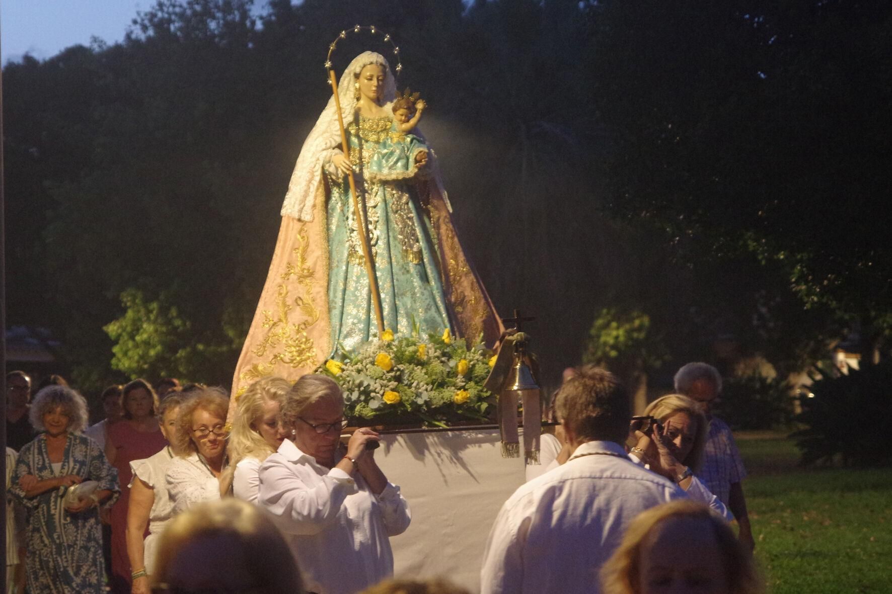 Traslado con antorchas de la Virgen de las Cañas a la parroquia de Nuestra Señora de los Dolores, en el Puerto de la Torre