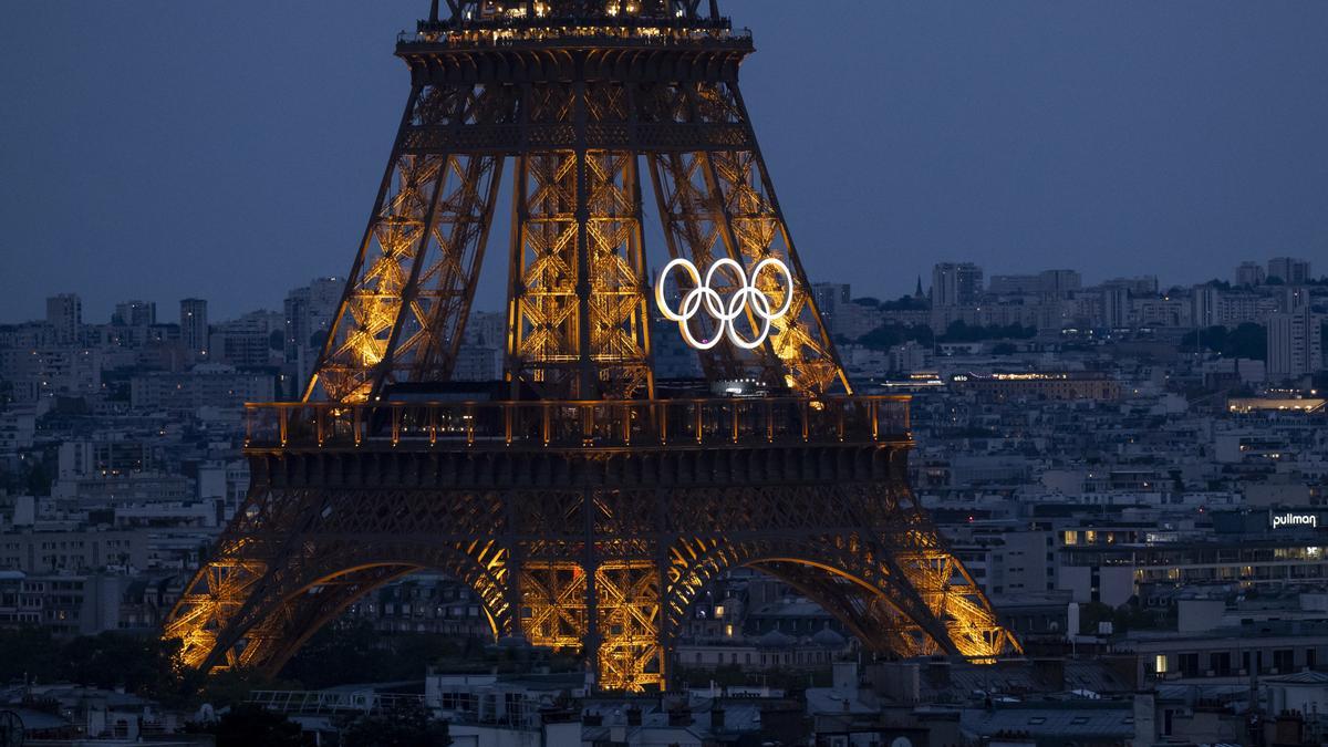 Los aros olímpicos en la Torre Eiffel.