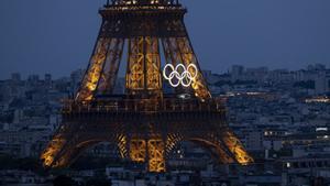 Los aros olímpicos en la Torre  Eiffel en los días previos a la ceremonia de inauguración de los Juegos de 2024.