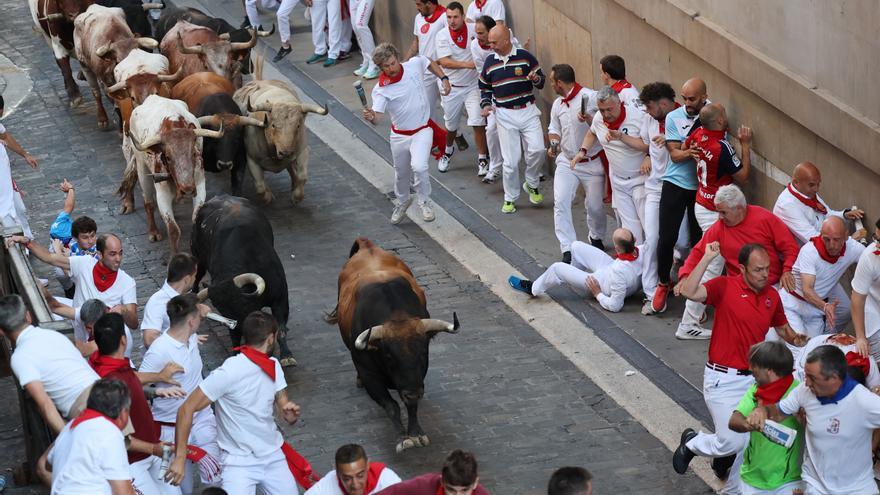 Tensión y peligro en el cuarto encierro de Sanfermines con unos arrolladores Fuente Ymbro